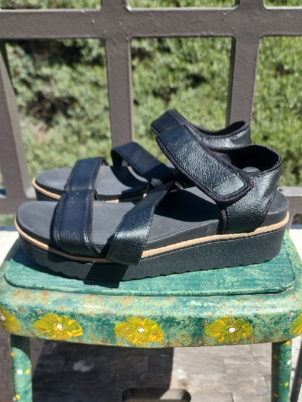 Dr. Scholl's Black Triple-Strap Comfort Sandals Size 8 - Picture 3 of 10